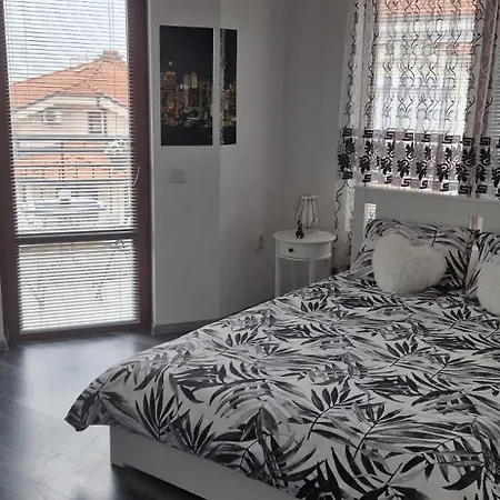 Black And White Apartament