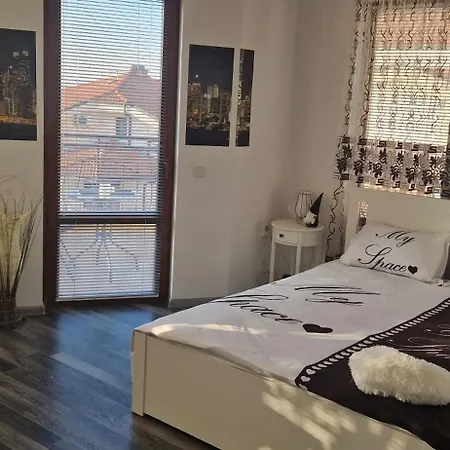 Black And White Apartament Karlovo