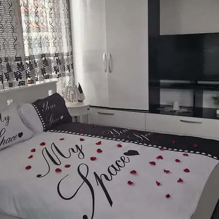 شقة Black And White