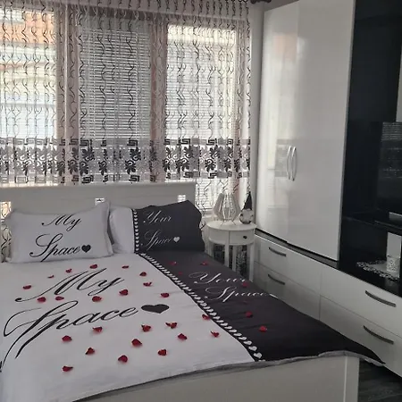 Black And White Apartament Karlovo
