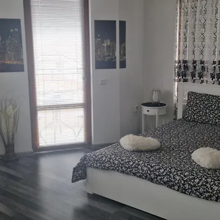 Black And White Apartament Karlovo