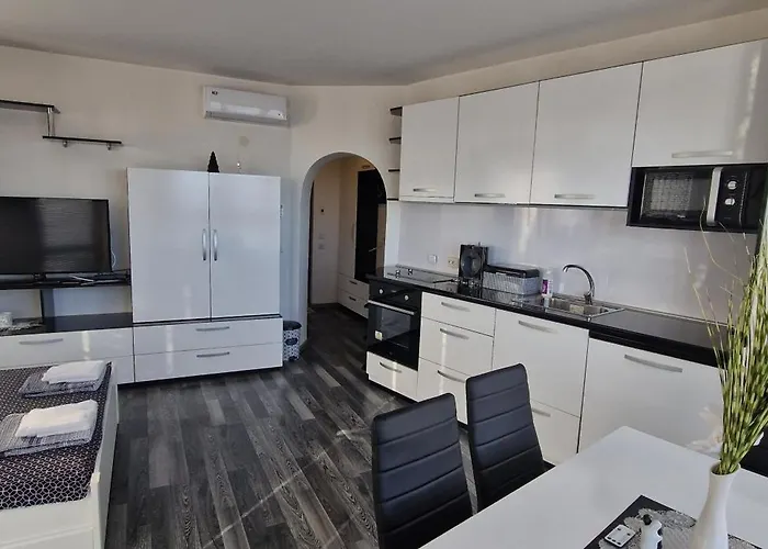 Апартамент Black And White Карлово