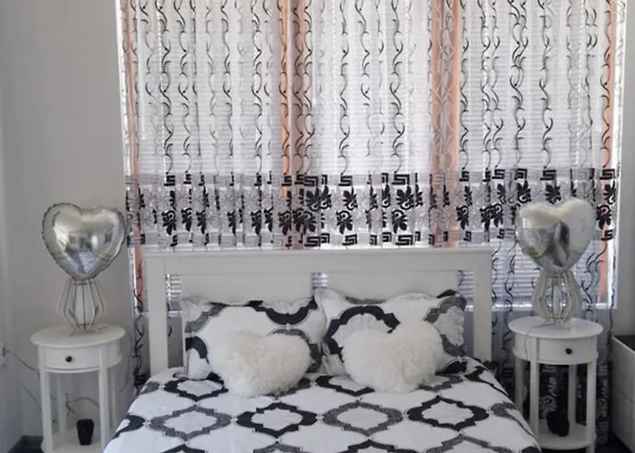 Black And White Apartament